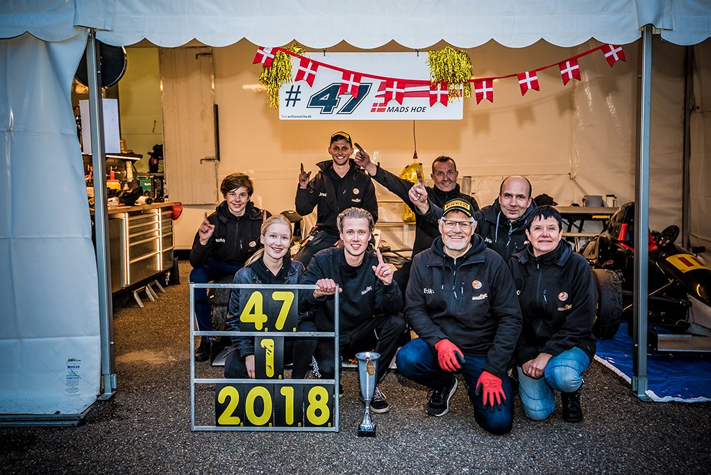 Mads Hoe - Dansk Mester i Formel 5. Et tilfreds team hylder mesteren.
(Foto: Formel 4 Renault Danmark)